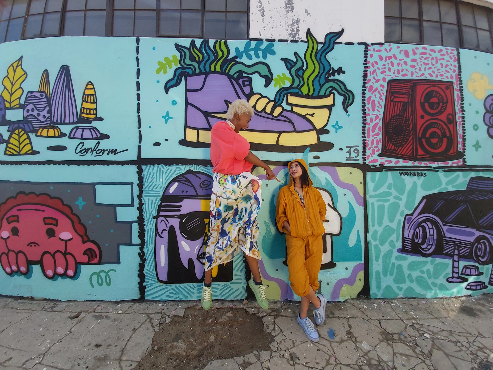 Same mural scene shot at 123º ultra wide angle